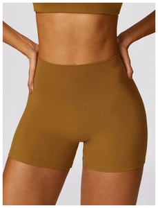 Détail du short de yoga taille haute caramel montrant le gainage et l'effet push-up fessier