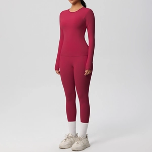 Détail de l'ensemble yoga legging taille haute bordeaux et haut à manches longues