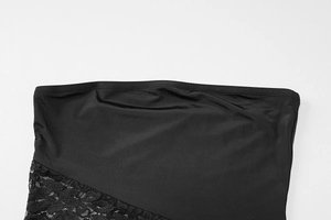 Gros plan détaillé du haut sans bretelles noir avec dentelle et texture de tissu lisse