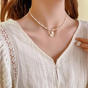 Collier élégant en perles et papillon plaqué or avec pendentif nacré pour femme
