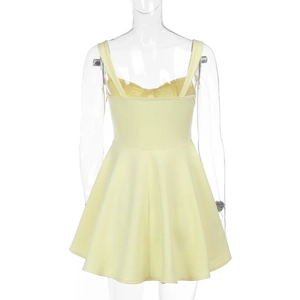 Vue arrière d'une robe mini trapèze jaune sans manches sur un mannequin transparent