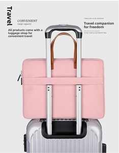 Roze 14 inch laptoptas met trolleyriem bevestigd aan een zilveren koffer