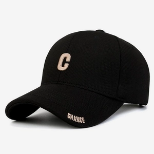 Dettaglio del ricamo della lettera C e scritta Chance su un cappellino da baseball nero