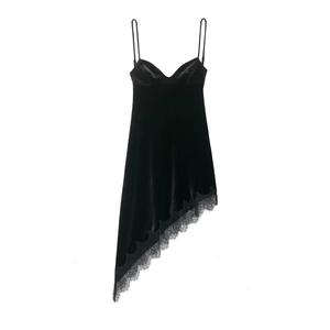 Elegante abito sottoveste in velluto nero con orlo in pizzo asimmetrico e texture satin