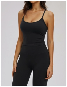 Détails de couture sur l'ensemble yoga noir serré avec débardeur et legging gainant