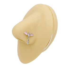 Clou de nez avec cœur rose ailé et pendentif argenté sur un modèle de nez réaliste