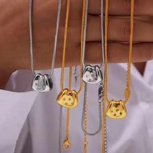 Collana a catena serpente con ciondolo a gonna e zirconi colorati incastonati