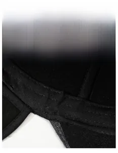 Détail montrant le bandeau anti-transpiration élargi du bonnet d'hiver noir avec couture