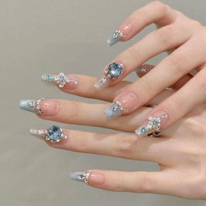 Luxuriöse Frozen-Stil Kunstnägel mit blauem Cat-Eye-Effekt, Strasssteinen und 3D-Blumenkunst