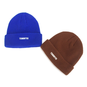 Bonnets en maille côtelée bleu et marron avec broderie de lettres et revers plié