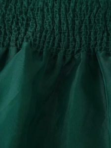 Detailansicht der gesmokten Taille beim dunkelgrünen Organza-Set für Damen