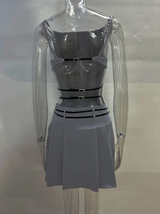 Détail de la robe plissée lavande avec dos nu et sangles à boucle métallique