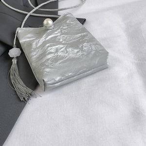 Mini sac argenté effet froissé avec fermoir perle et élégant gland en soie long