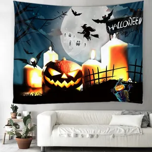 Détail de tapisserie d'Halloween avec sorcières et citrouilles dans un salon moderne