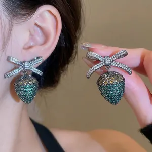 Orecchini a fragola e fiocco in cristallo scintillante dal raffinato design vintage