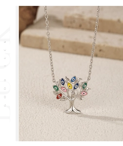 Makroaufnahme von S925 Silber Baum des Lebens Anhänger mit bunten Evil Eye Motiven