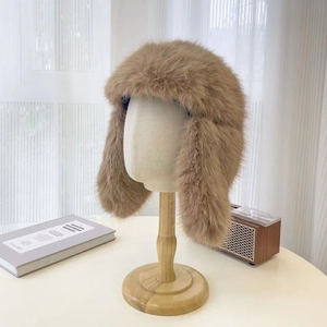 Dettaglio del cappello da aviatore in ecopelliccia marrone con morbida consistenza plush