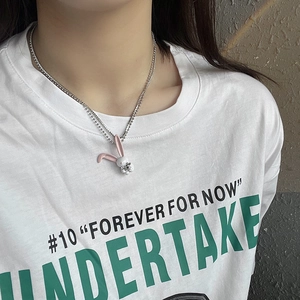 Collier double rang avec un adorable pendentif lapin blanc et rose sur mannequin