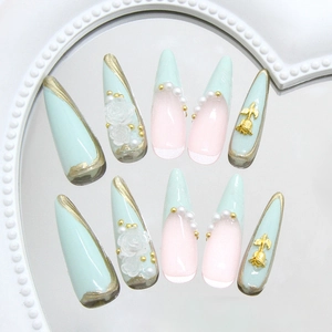 Kit de faux ongles verts français avec roses 3D et perles sur un plateau élégant