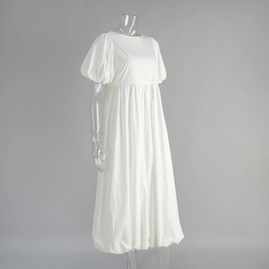 Vue latérale d'une robe midi en coton blanc avec manches bouffantes et taille froncée