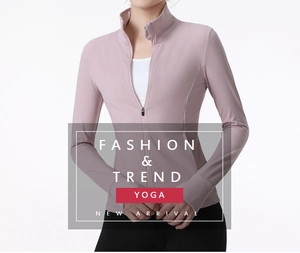 Détail de la veste de yoga ajustée avec col montant et manches à passe-pouces utiles