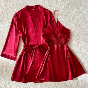 Ensemble pyjama 2 pièces en satin rouge avec robe à dentelle et peignoir kimono