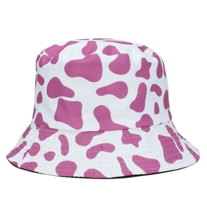 Dettaglio del cappello a secchiello rosa maculato con cuciture rinforzate e texture morbida