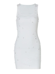 Dettaglio del mini abito bianco senza maniche con gocce di cristallo e maglia a coste