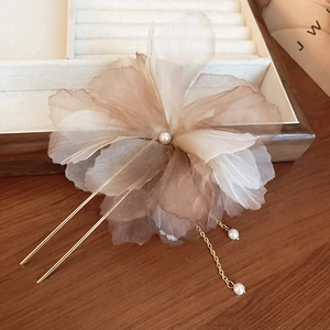 Détail de l'épingle à cheveux fleurie champagne avec pétales de tulle et perles