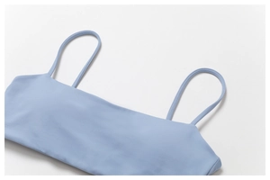 Detailansicht eines hellblauen Camisoles mit dünnen Trägern und mattem Stretchstoff