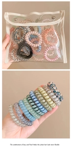 Dettaglio del set di elastici a spirale colorati in una custodia in PVC trasparente