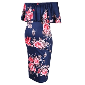 Détail d'une robe de maternité à épaules dénudées avec imprimé roses roses et volants