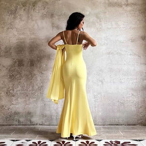 Vue arrière d'une robe longue jaune avec châle assorti et coupe élégante ajustée