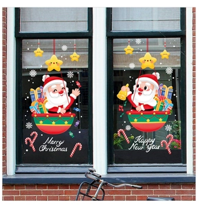 Dettaglio degli adesivi statici per finestre con Babbo Natale in mongolfiera