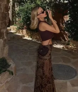 Détail de la jupe en mousseline paisley bohème avec taille plissée et motif floral rétro