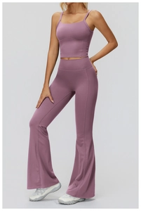 Dettaglio completo del set yoga lavanda con top corto squadrato e pantaloni svasati