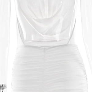 Dettaglio dell'abito bianco con scollo a cappuccio, schiena scoperta e drappeggio
