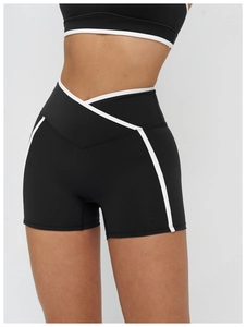 Détail de la taille croisée et des bordures contrastées sur ce short de yoga noir