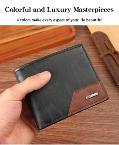 Détail du portefeuille pour homme en cuir noir avec patchwork marron et logo en métal