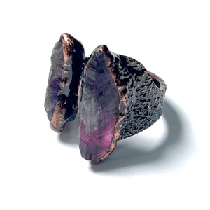 Bague vintage plaquée bronze avec deux améthystes brutes et anneau à texture de lave