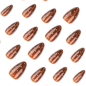 Faux ongles amande œil de chat marron avec pois blancs et finition brillante