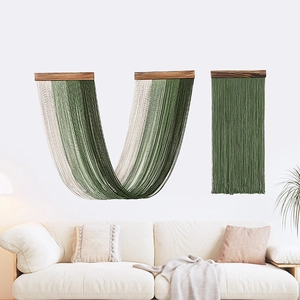 Set di arazzi da parete bohémien con nappe verde foresta e barre in legno naturale
