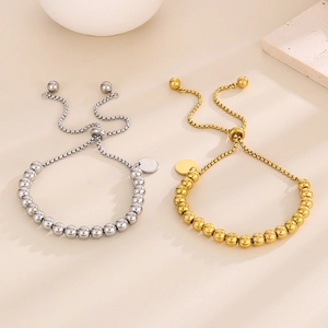 Détail de bracelets réglables en perles d'or 18 carats et d'argent avec cordon