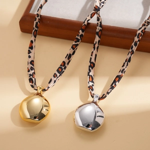 Collier foulard en soie à imprimé léopard avec pendentifs en métal poli or et argent