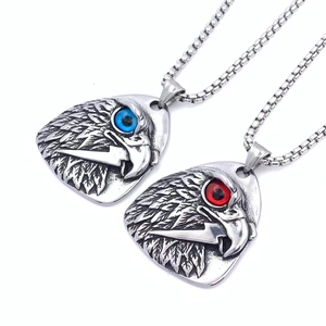 Colliers pour hommes en acier titane avec pendentif aigle et yeux en pierres