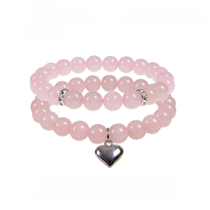 Rosa Naturstein Perlenarmband Set mit Herzanhänger auf sauberem weißem Hintergrund