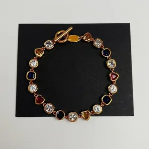 Bracelet plaqué or 18 carats avec cœurs en zircon colorés et fermoir à bascule