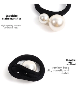 Dettaglio dell'elastico per capelli con due perle bianche e clip in metallo antiscivolo