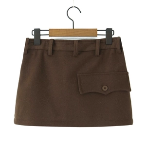 Vue détaillée d'une mini-jupe marron foncé en laine mélangée avec poche cargo et bouton