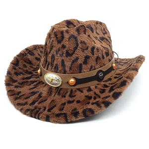 Détail de la texture léopard en fausse fourrure et boucle tête de taureau sur chapeau cowboy